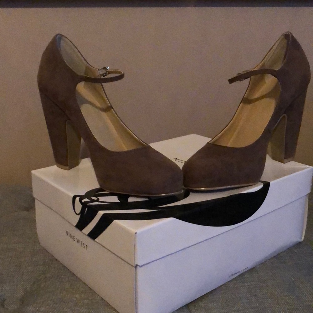 Never worn suede Nine West pumps